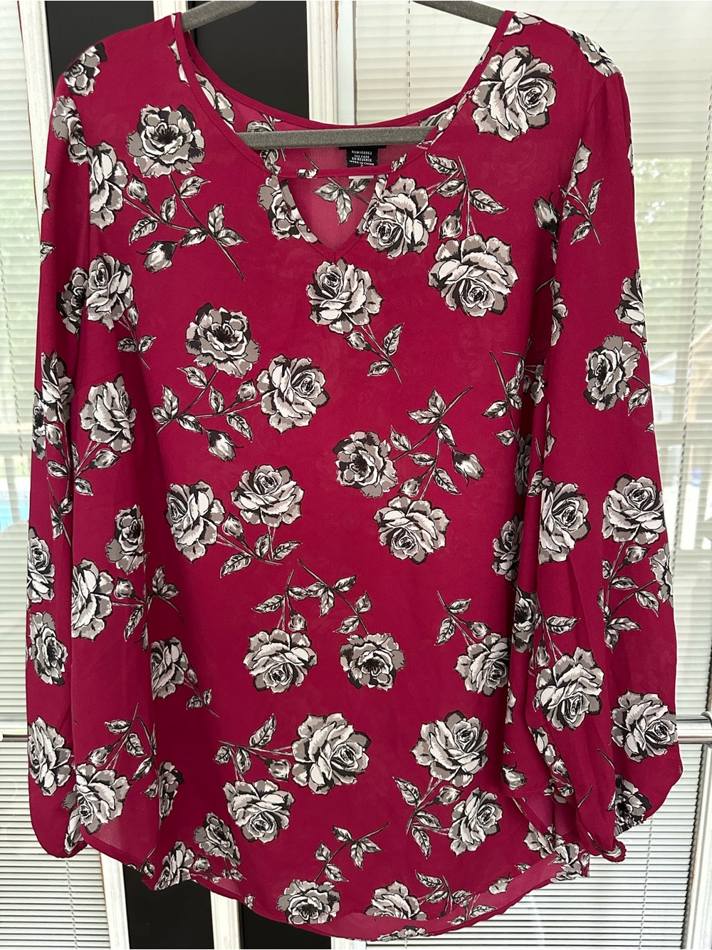 Size 2 Torrid Floral V-Neck Long-Sleeve Blouse in Deep Rose